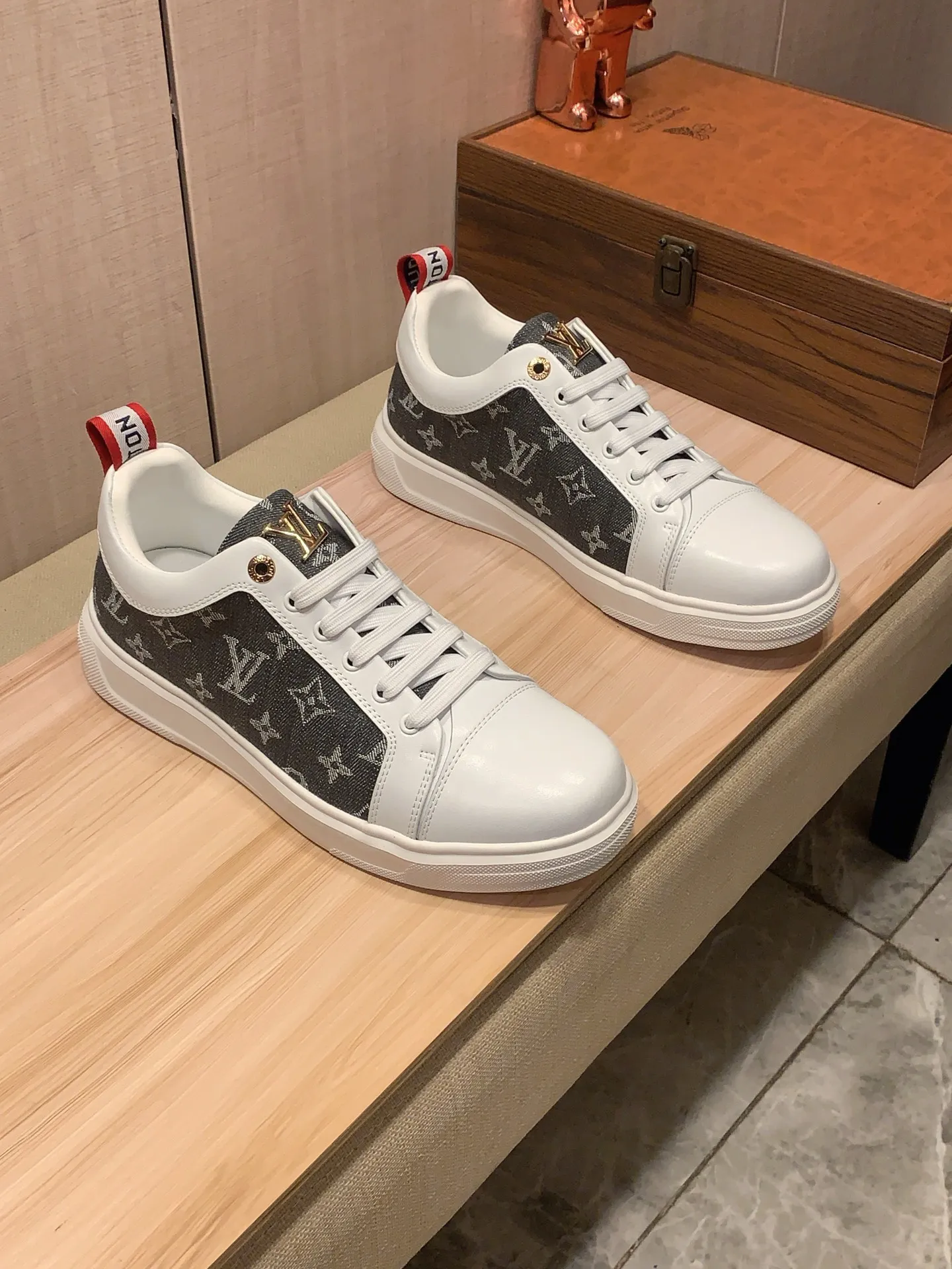 Men's Men's Shoes 💰420💰💰🎩🎩[Lightning][Lightning] "Lv*" The latest and most popular casual shoes, top brands [Seduce] Luxury ~ Purchasing Agency, Top ~ Quality. [Strong] The upper is made of imported breathable cowhide with material ➕ breathable sheepskin feet (•) and fine workmanship. The original stylish and stylish soft rubber wear-resistant and non-slip outsole is light and comfortable on the feet. The real thing looks better when photographed in person. 111: code: 38-44, 3️⃣ colors selected